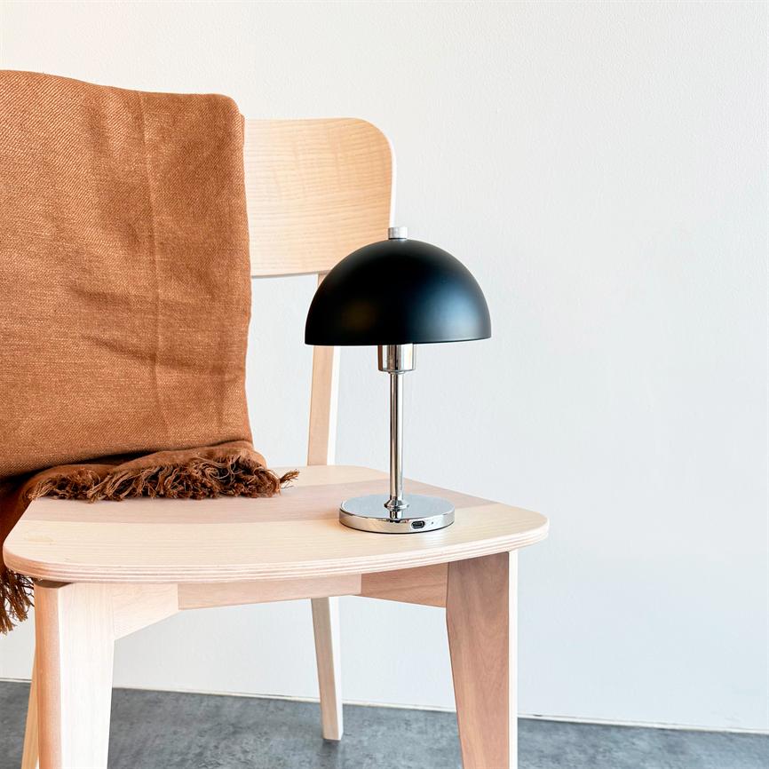 Dyberg Larsen Malmø bordlampe svart krom oppladbar LED