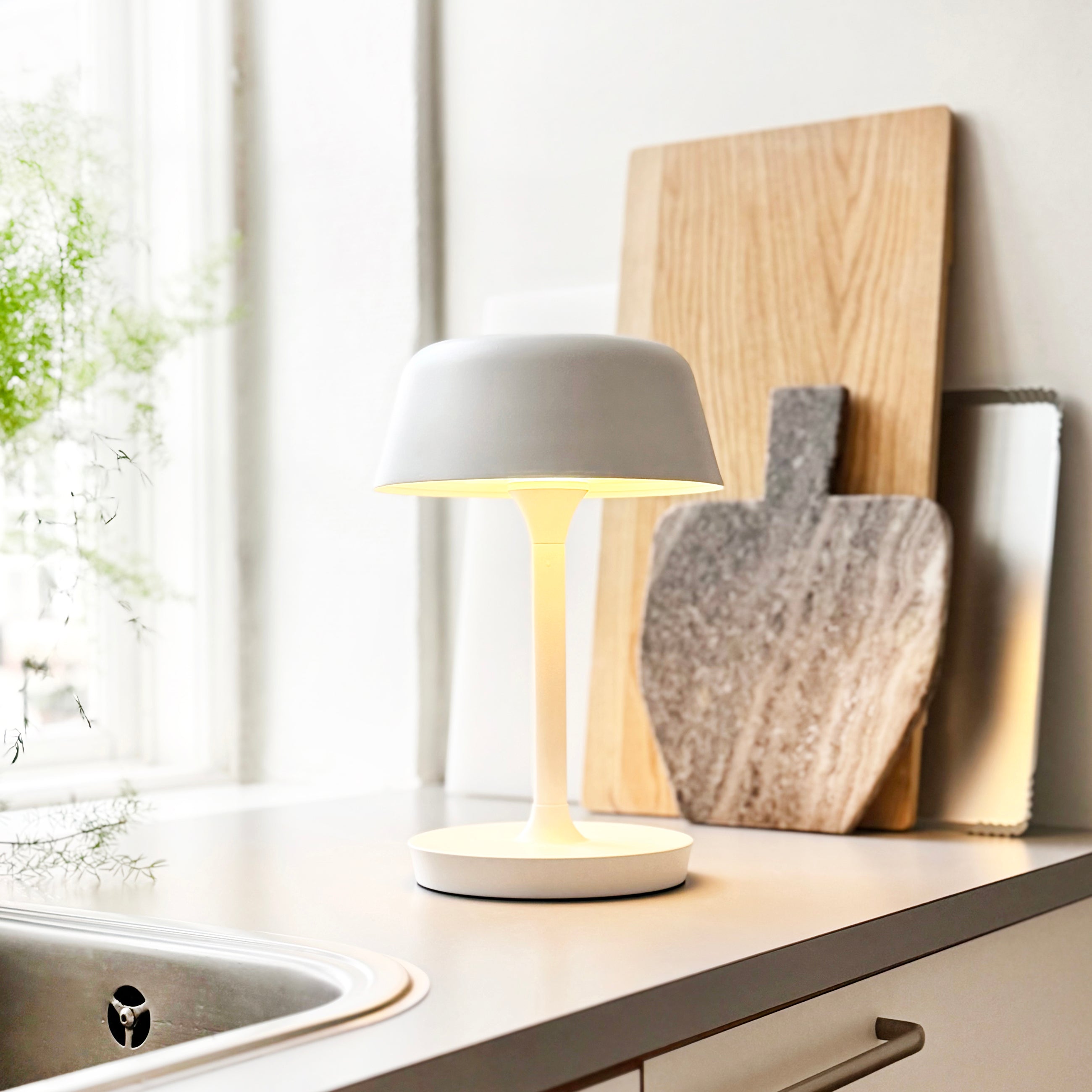 Dyberg Larsen Valencia bordlampe hvit oppladbar LED