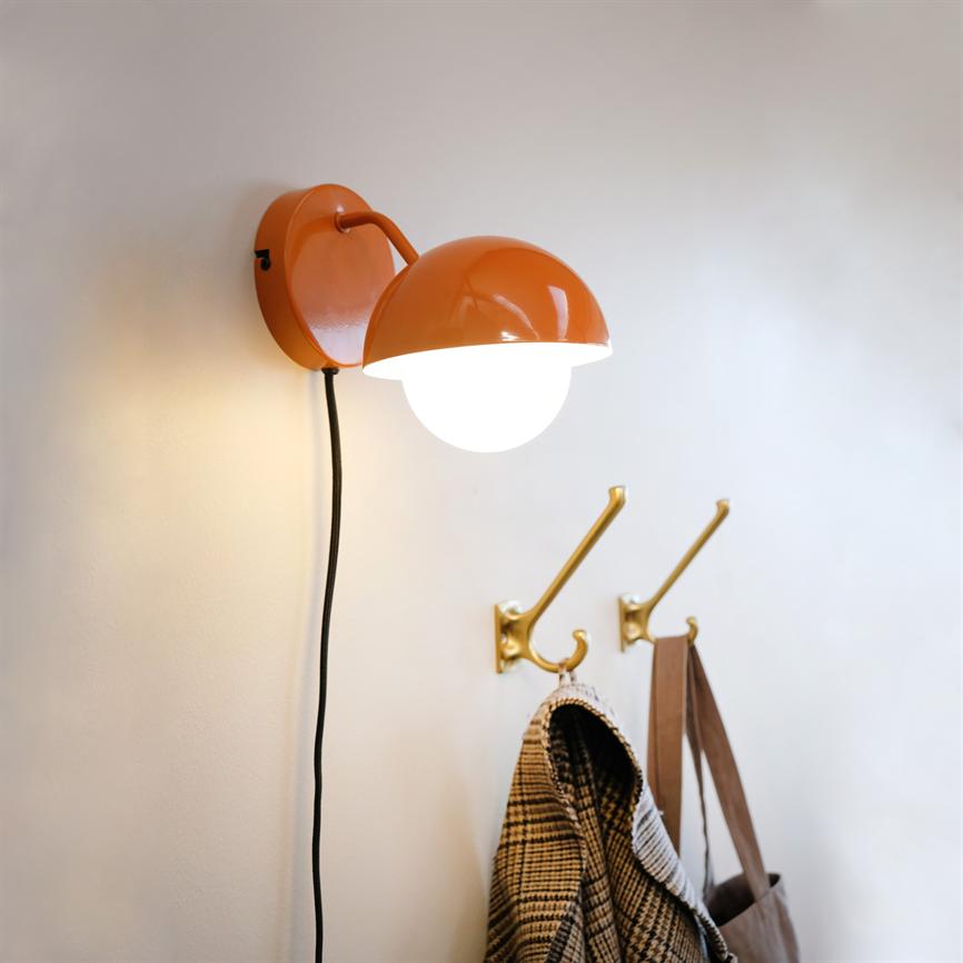 Dyberg Larsen Rose vegglampe oransje glasskuppel