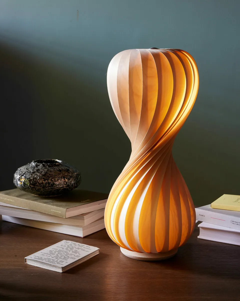 Tom Rossau TR7 bordlampe slank med indirekte lys