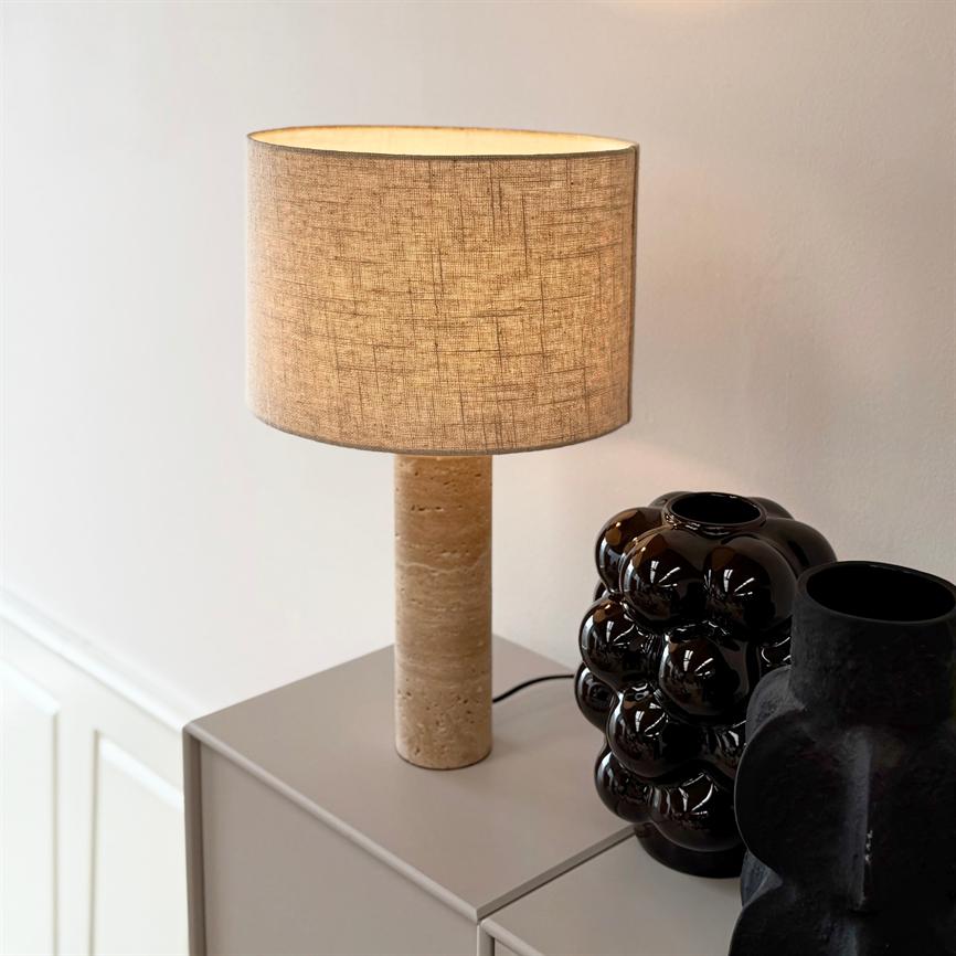 Dyberg Larsen Terra bordlampe travertin stoffskjerm