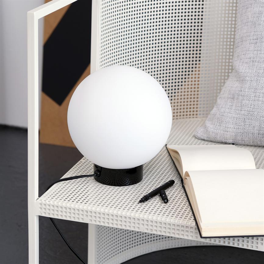 Dyberg Larsen Barcelona bordlampe opal svart glass