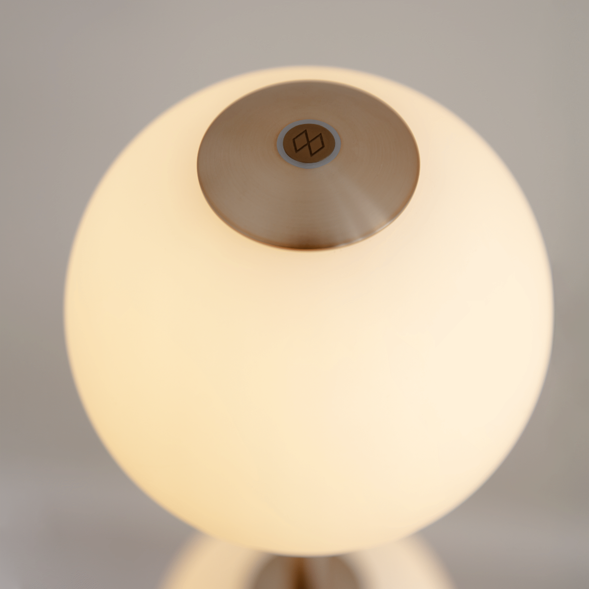 UMAGE Audrey gulvlampe messing opalglass