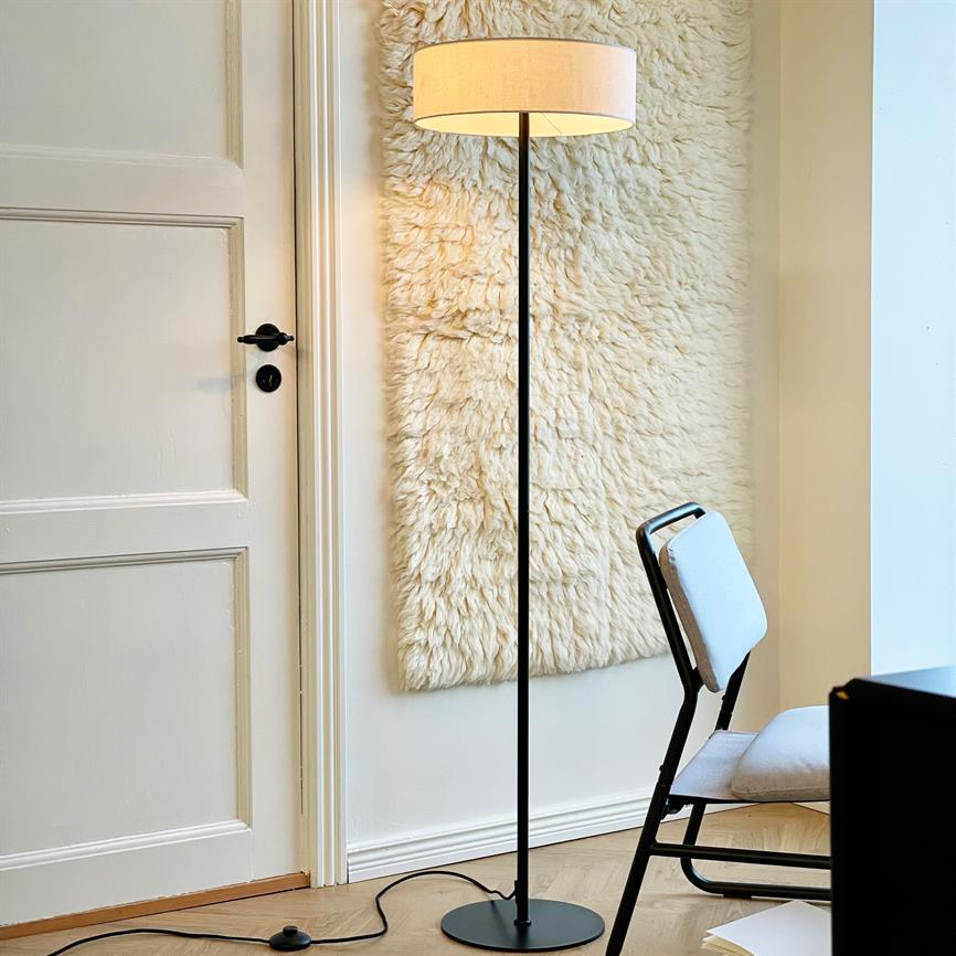 Dyberg Larsen Calix gulvlampe stoffskjerm varm