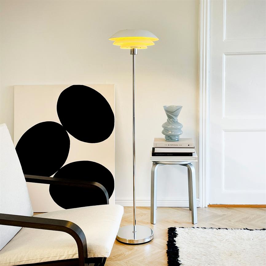 Dyberg Larsen DL31 gulvlampe hvit opal