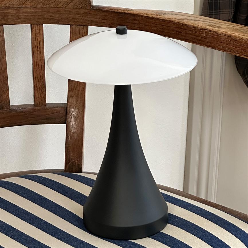 Dyberg Larsen Vienna LED bordlampe opal oppladbar