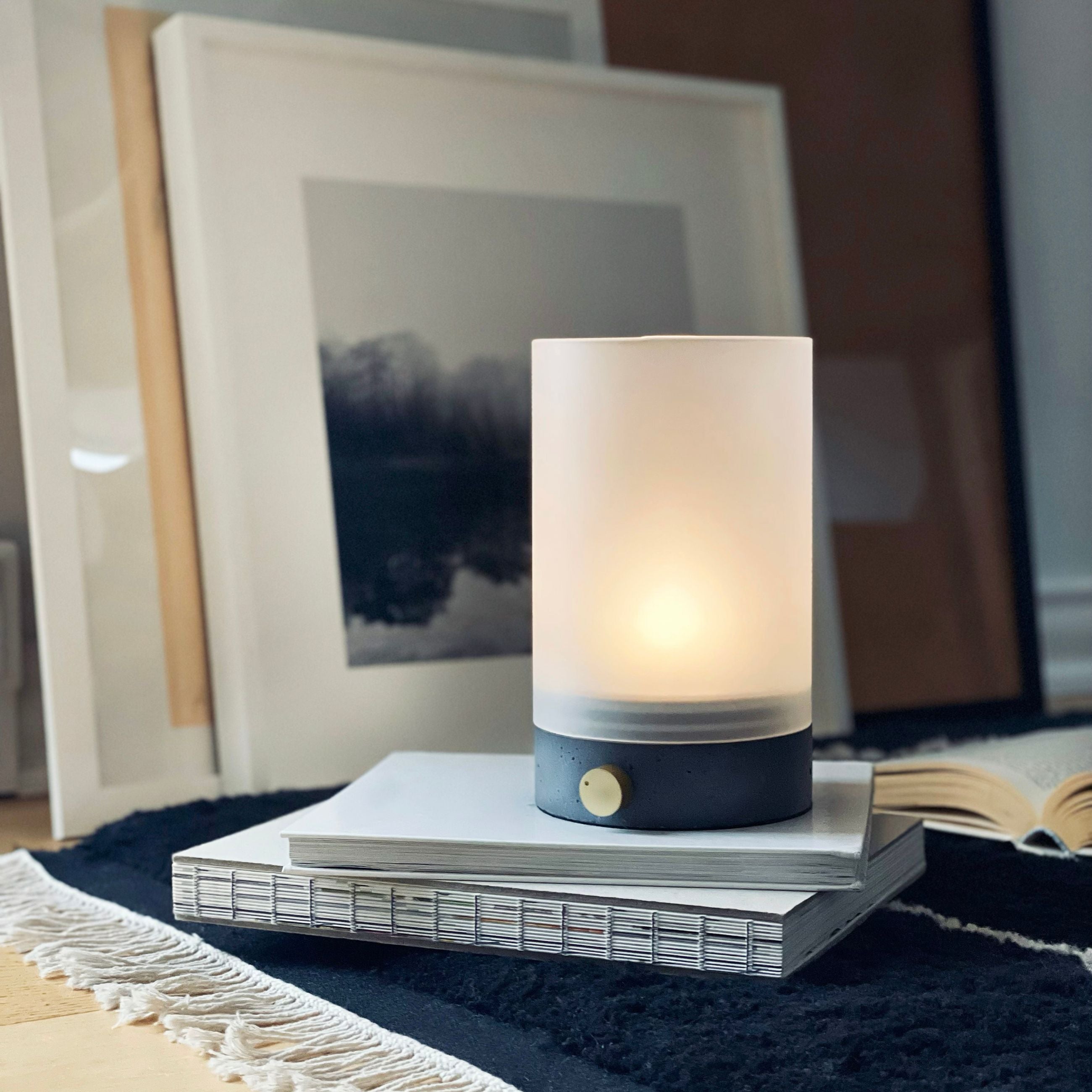 Dyberg Larsen Cozy bordlampe betong oppladbar