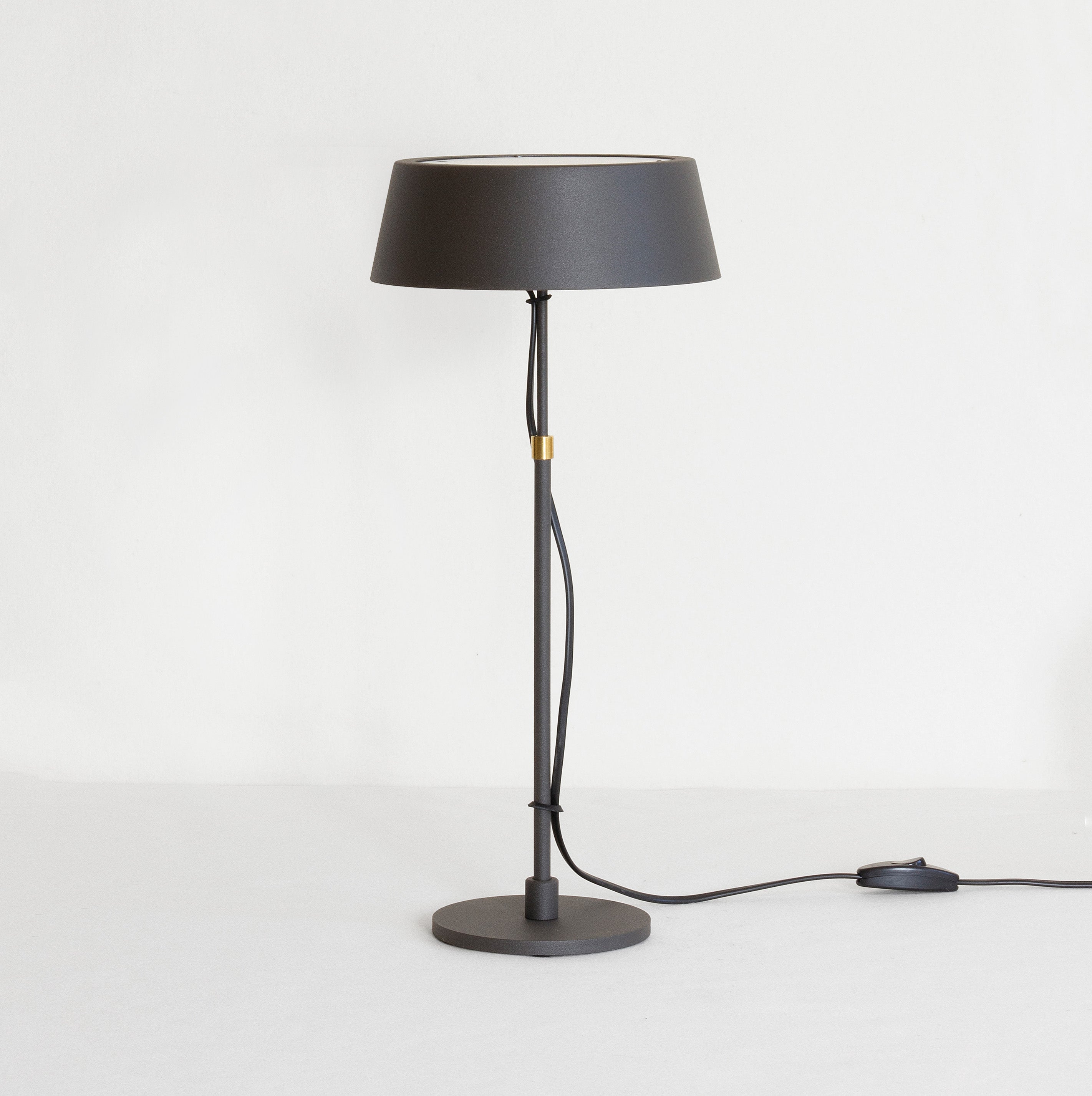 Zlamp Karl 926-2017 bordlampe stor messing greige