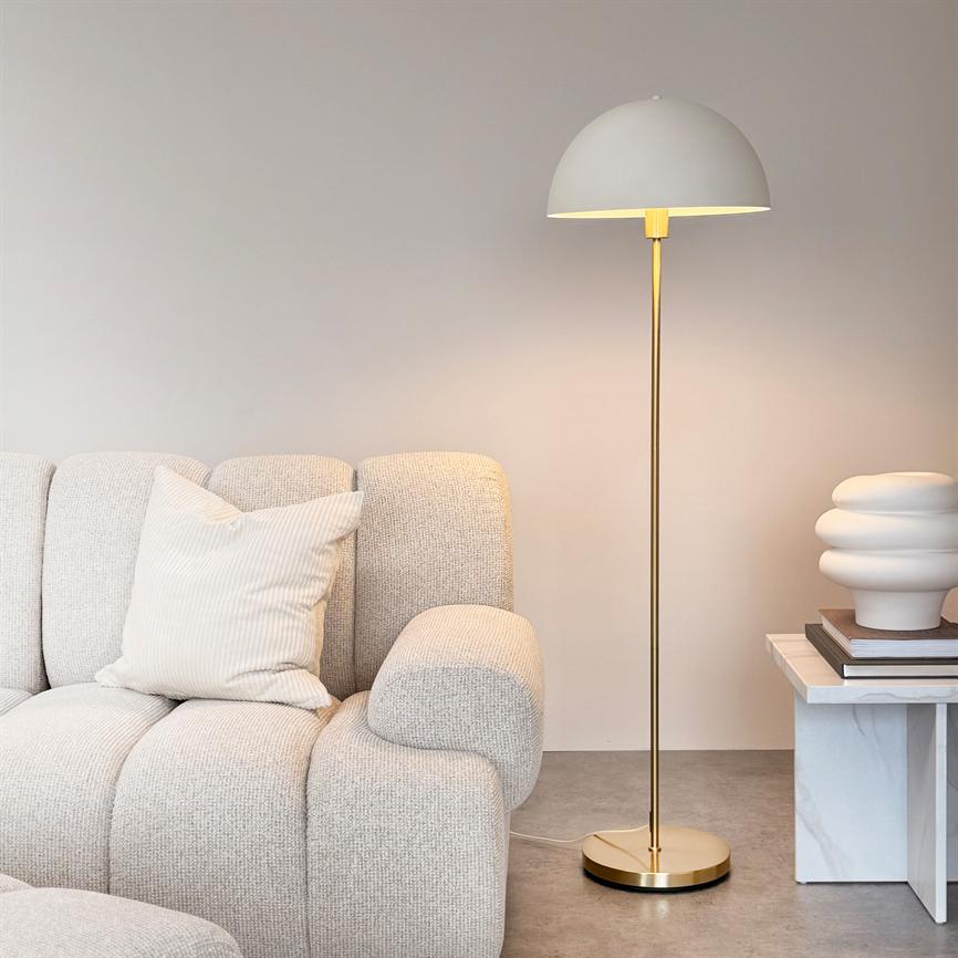Dyberg Larsen Stockholm gulvlampe hvit messing stoffskjerm
