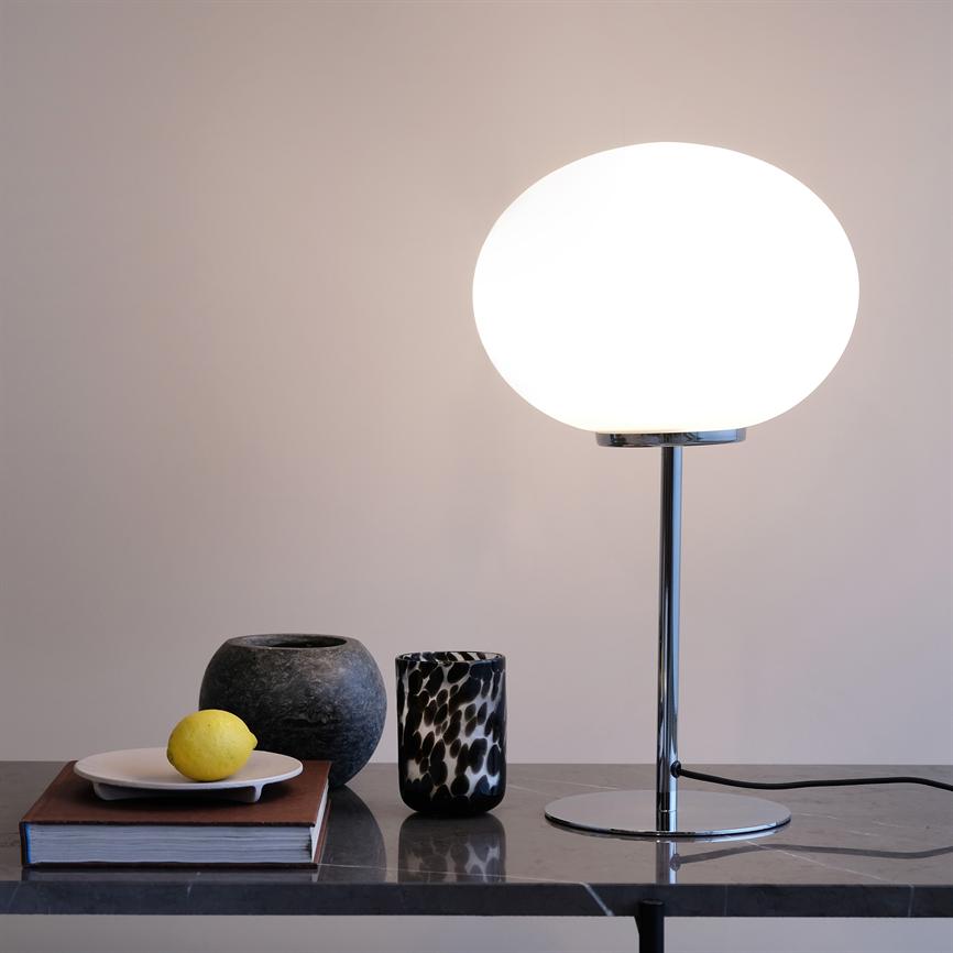 Dyberg Larsen Queen bordlampe krom opal