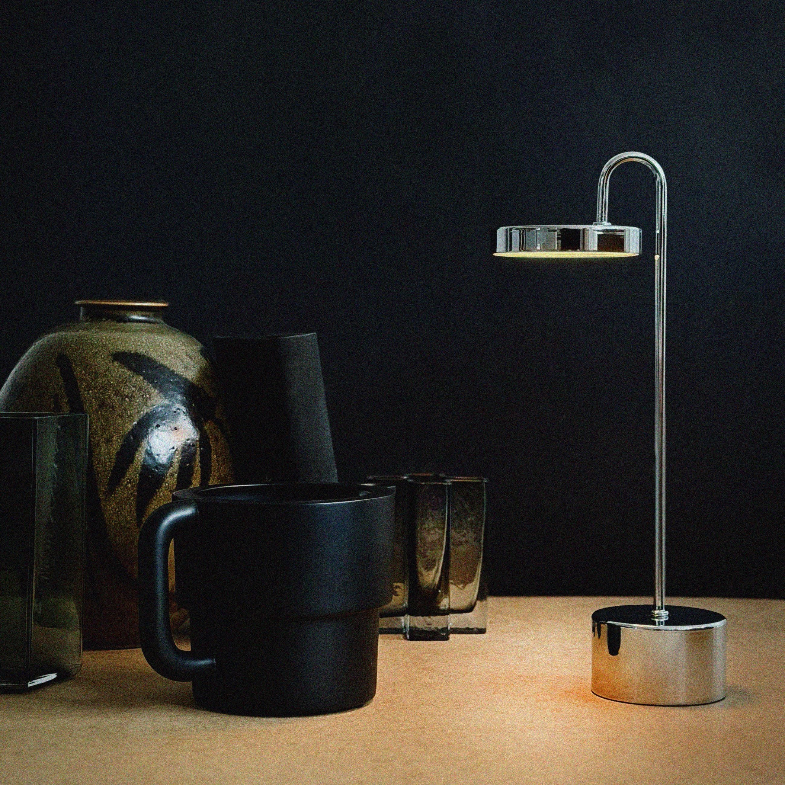 Dyberg Larsen MooveLIGHT bordlampe krom med Qi-lader