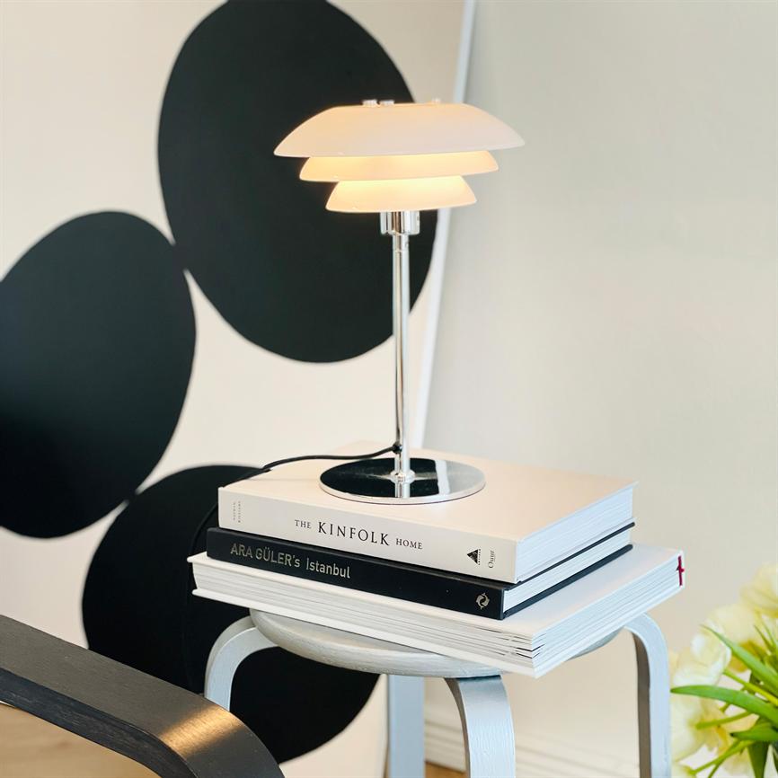 Dyberg Larsen DL20 bordlampe opal kromfot