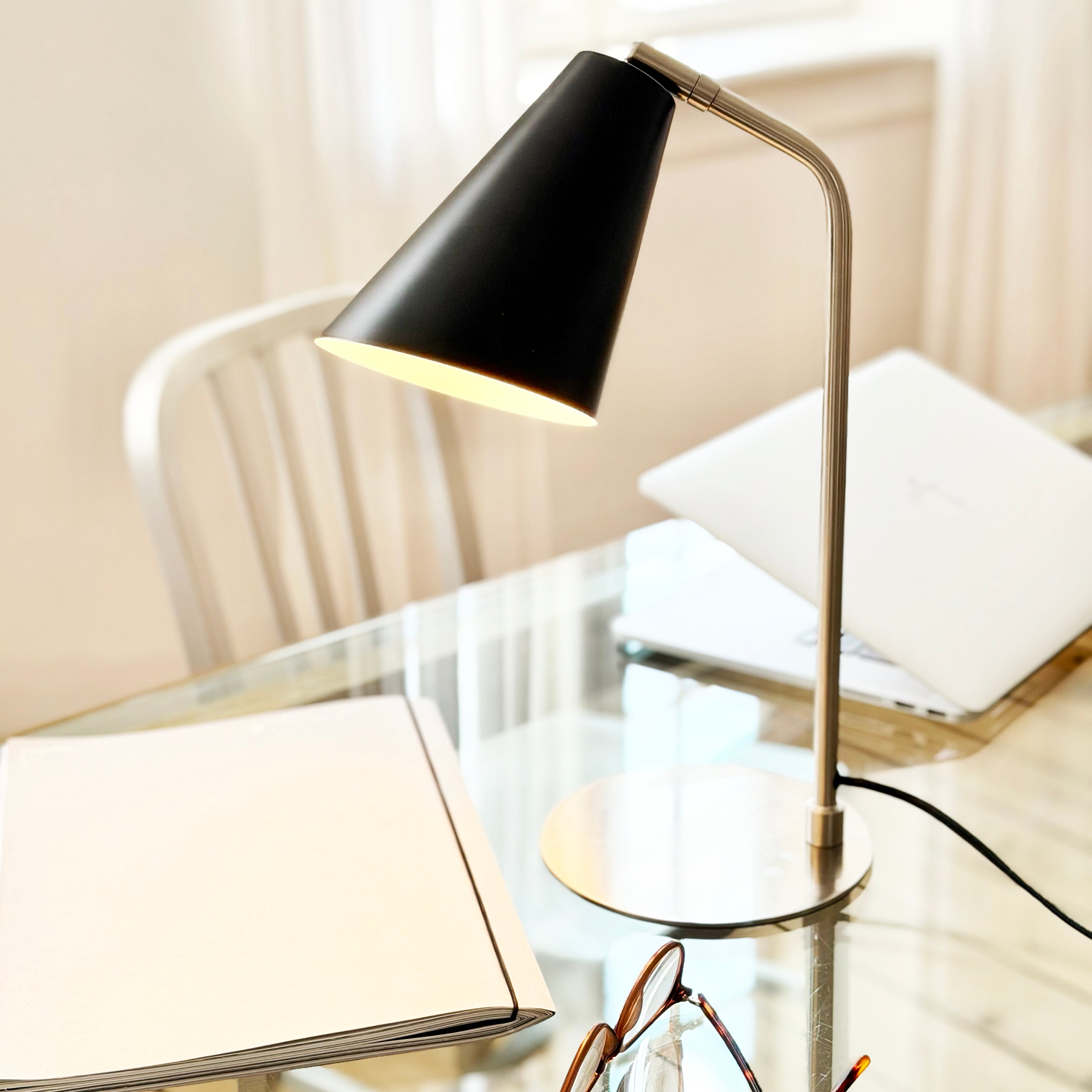 Dyberg Larsen Oswald bordlampe svart børstet stål