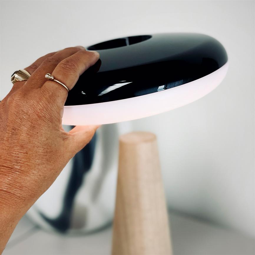Dyberg Larsen 2 Ways bordlampe sort tre oppladbar
