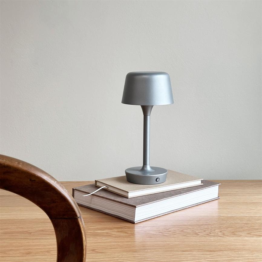 Dyberg Larsen Flow bordlampe grå oppladbar touch