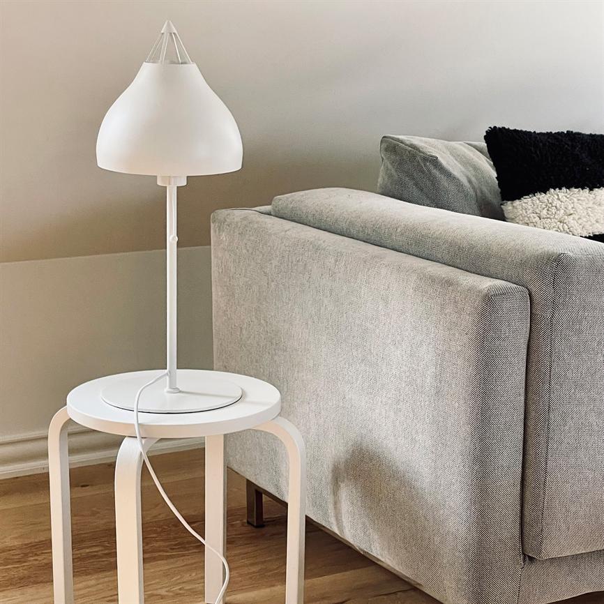 Dyberg Larsen Pyra bordlampe hvit 60 cm nordisk