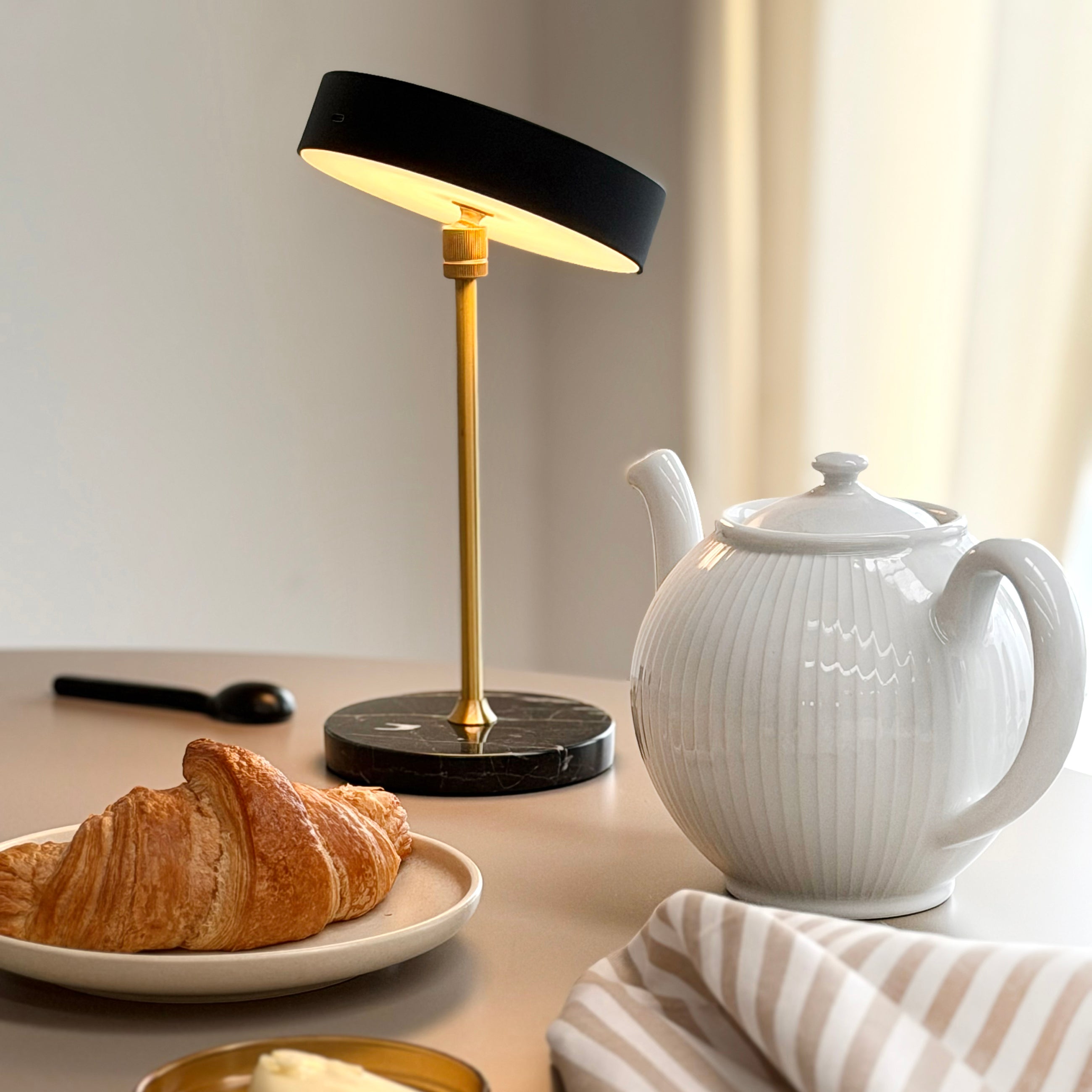 Dyberg Larsen Moonlight bordlampe sort marmor touch