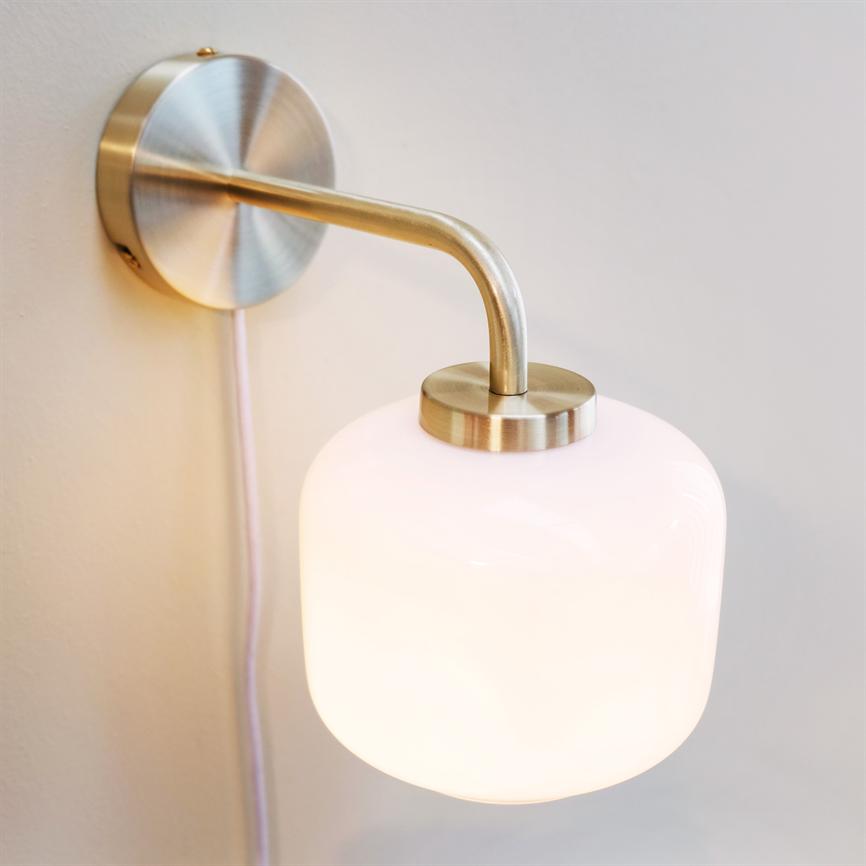 Dyberg Larsen Arp vegglampe opal/messing 25,5 cm