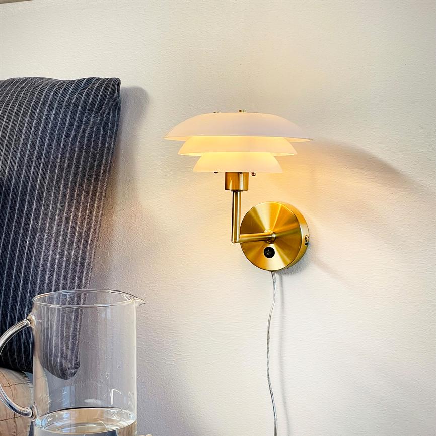 Dyberg Larsen DL20 vegglampe opal messing