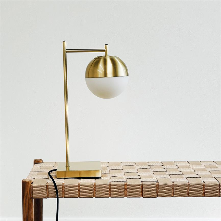 Dyberg Larsen Caen bordlampe messing/opal 45 cm