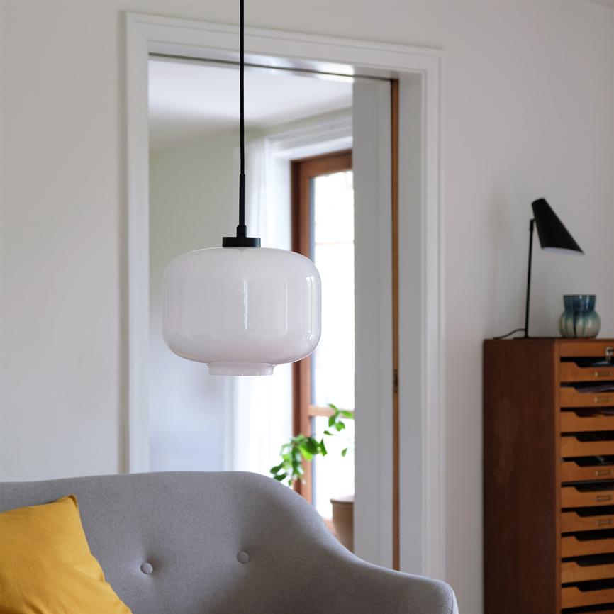 Dyberg Larsen ARP pendel Ø25 opal sort glass