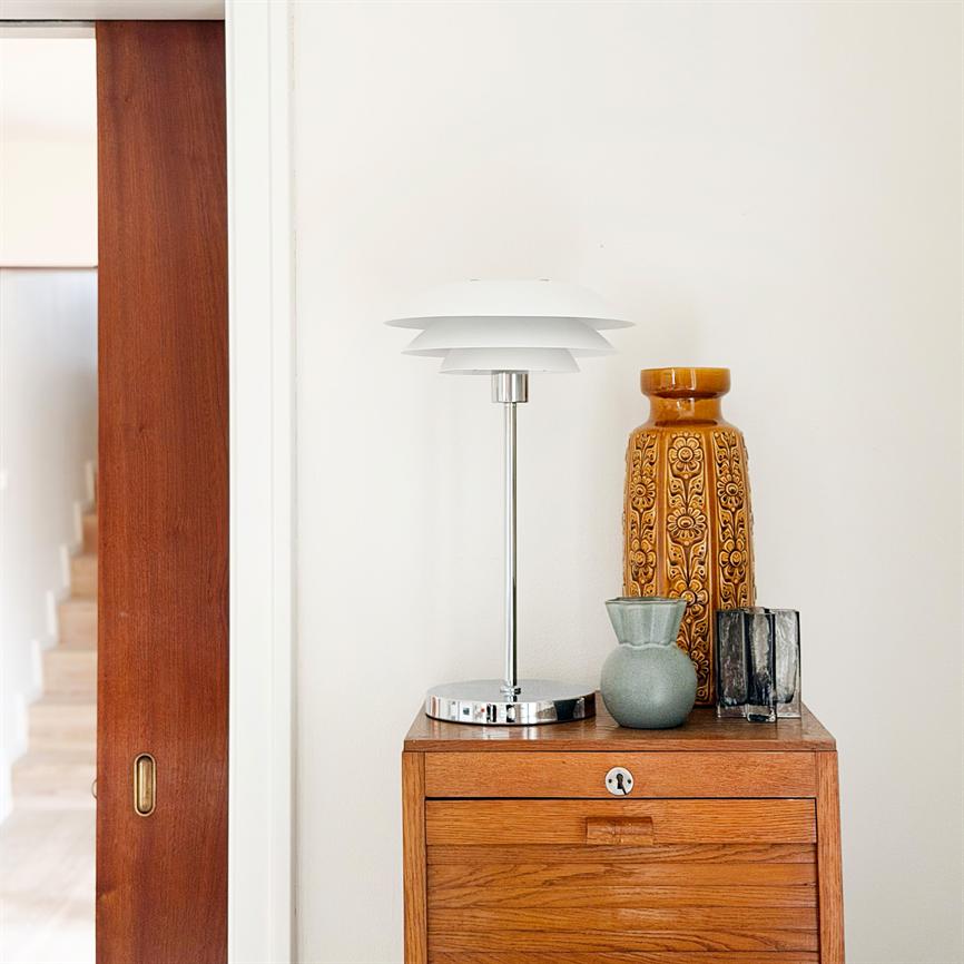 Dyberg Larsen DL31 bordlampe hvit dekorativ