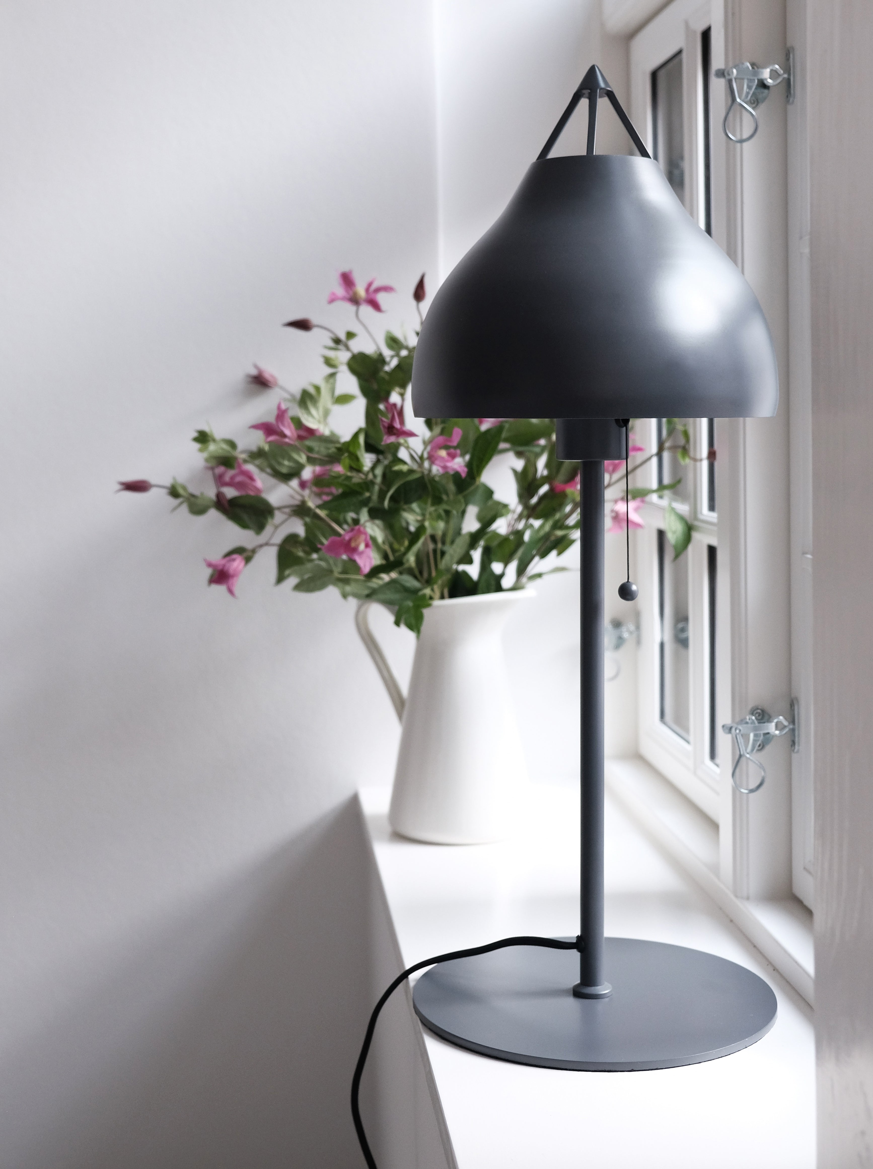 Dyberg Larsen Pyra bordlampe grå matt 60 cm