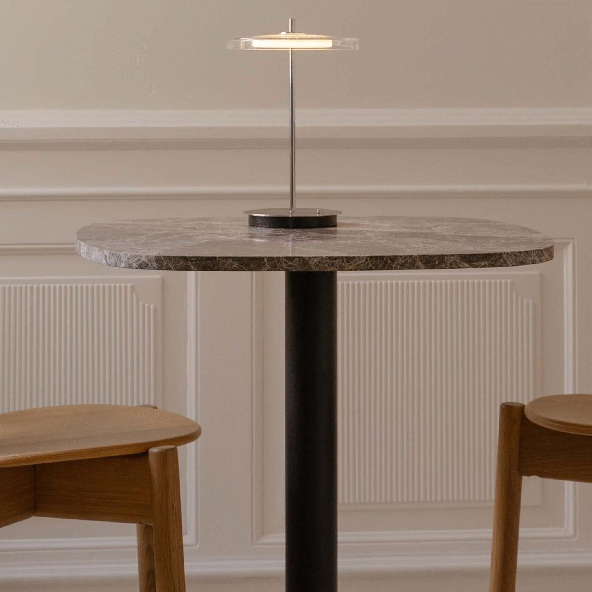 Umage Gather cafébord rundt travertin kafé og kjøkken