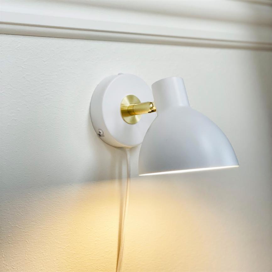 Dyberg Larsen Lilje vegglampe hvit messing justerbar