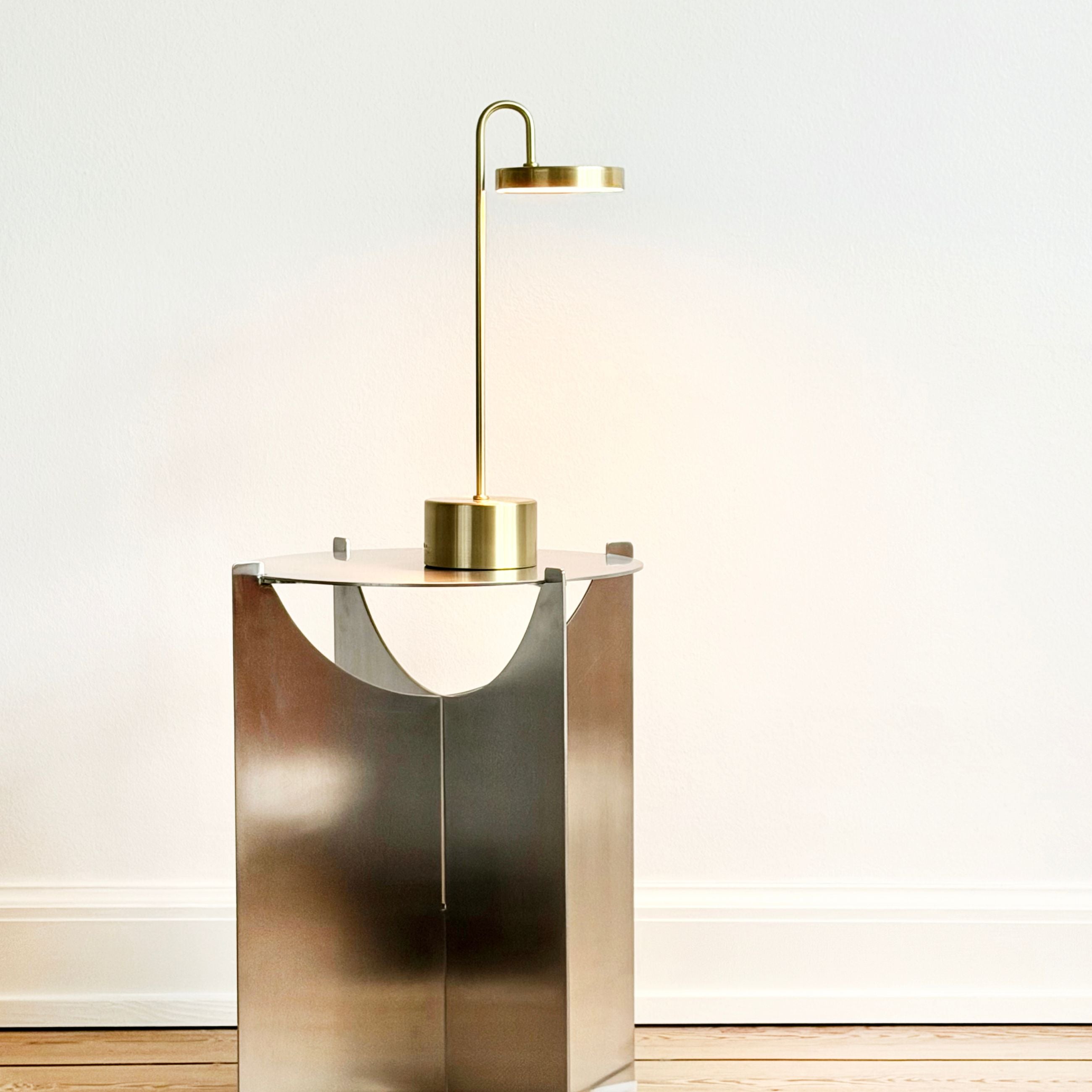 Dyberg Larsen Moovelight bordlampe messing lader