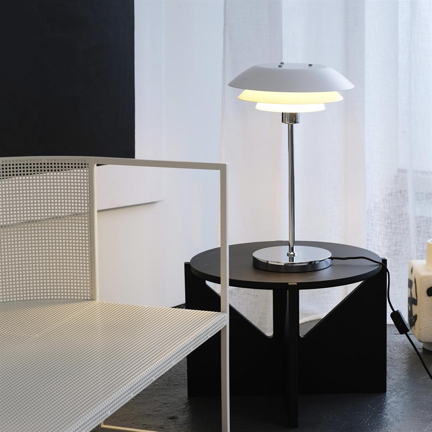 Dyberg Larsen DL31 bordlampe hvit metall kromfot