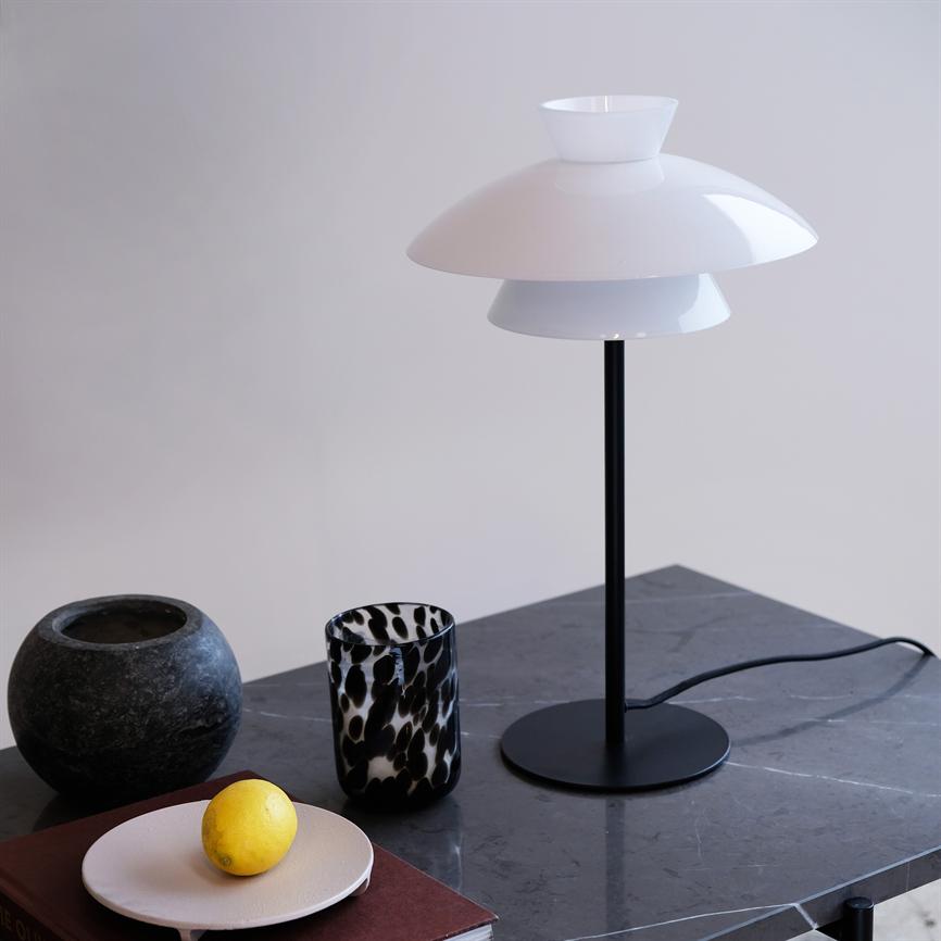 Dyberg Larsen Valby bordlampe svart opalglass