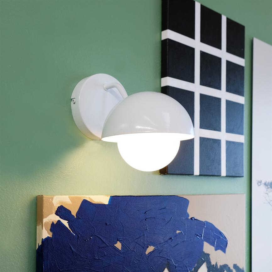 Dyberg Larsen Rose vegglampe hvit glasskuppel