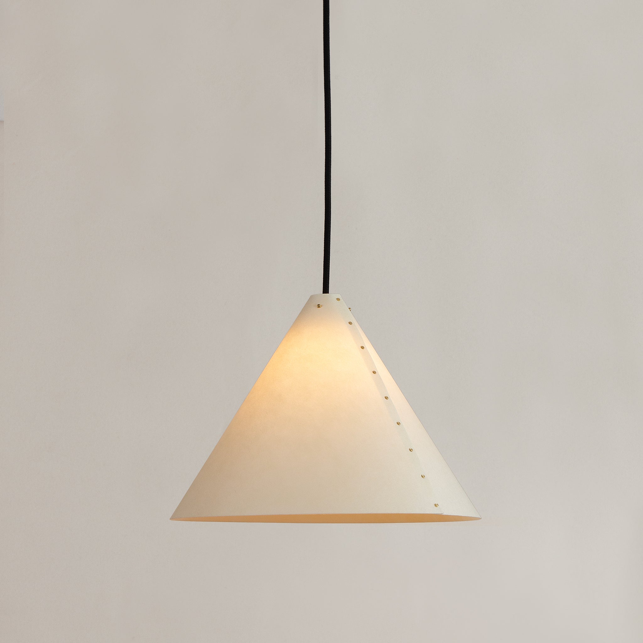 Zlamp Spiss 150-3403 pendel 34 cm off-white kjegle