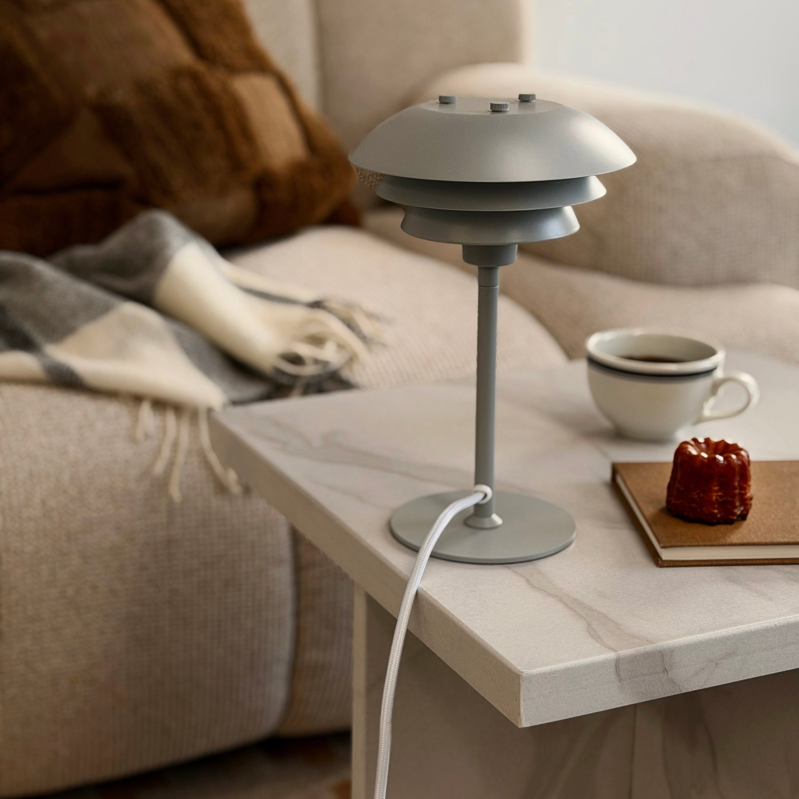 Dyberg Larsen Sixteen bordlampe 25 cm grå matt