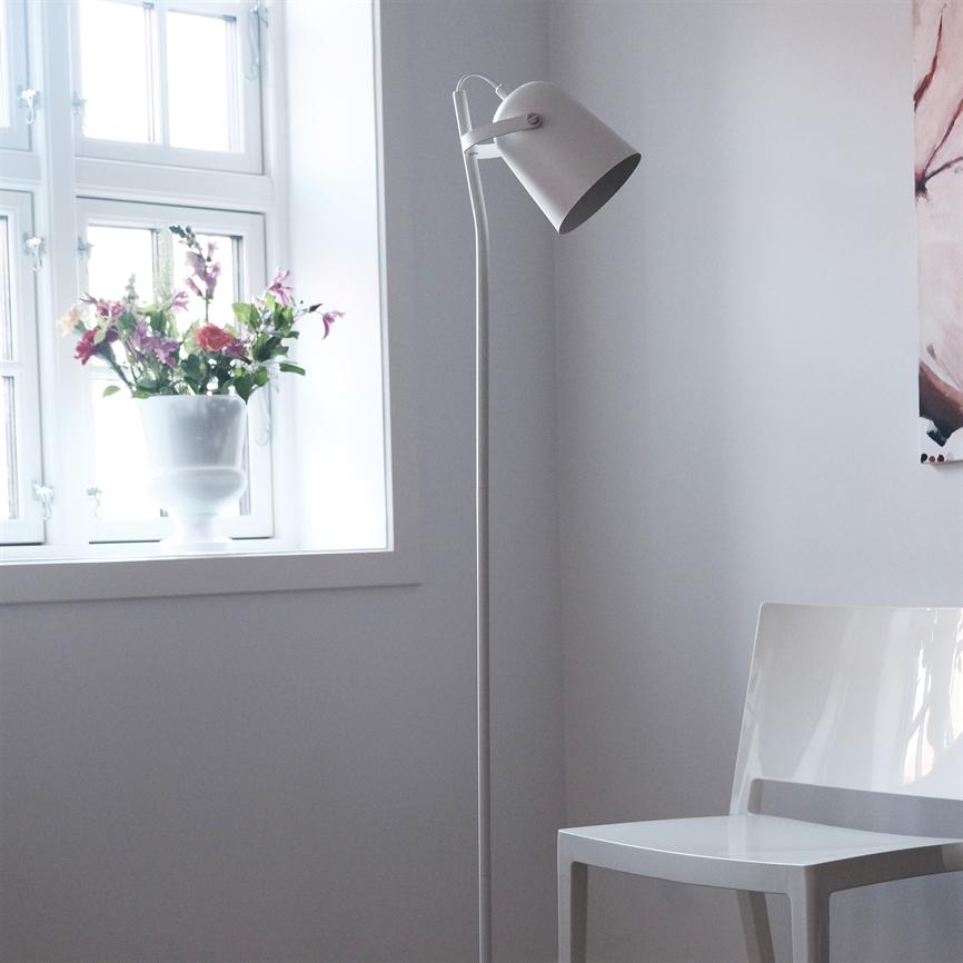Dyberg Larsen Oslo gulvlampe hvit minimalistisk