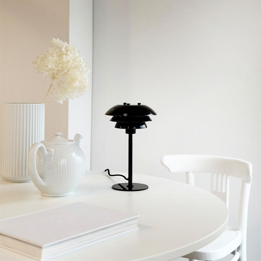 Dyberg Larsen Sixteen bordlampe svart blank 25 cm