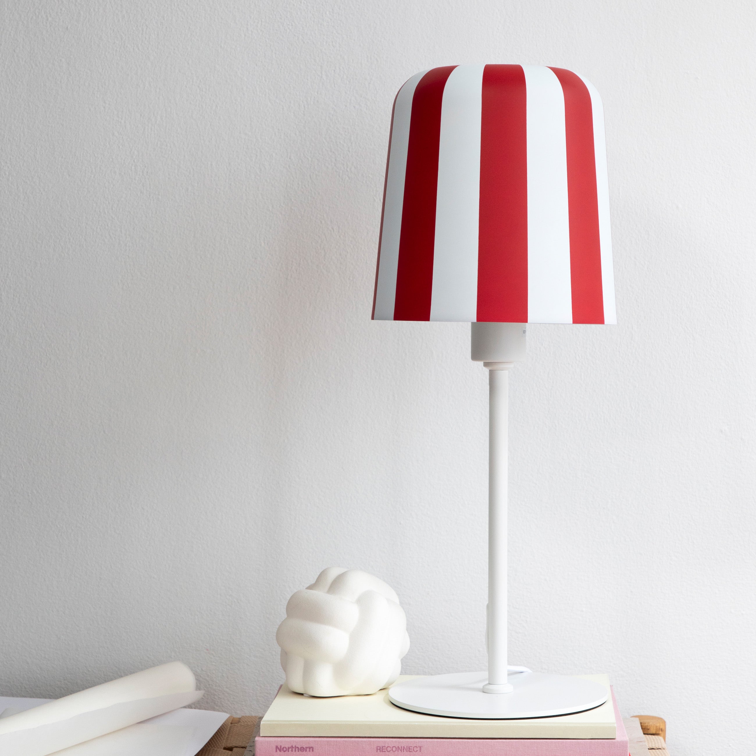 Dyberg Larsen Gry bordlampe mørkerød stripet