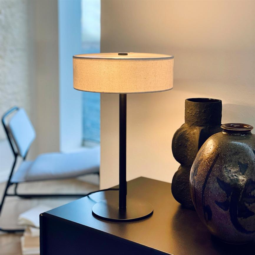 Dyberg Larsen Calix bordlampe tekstilskjerm
