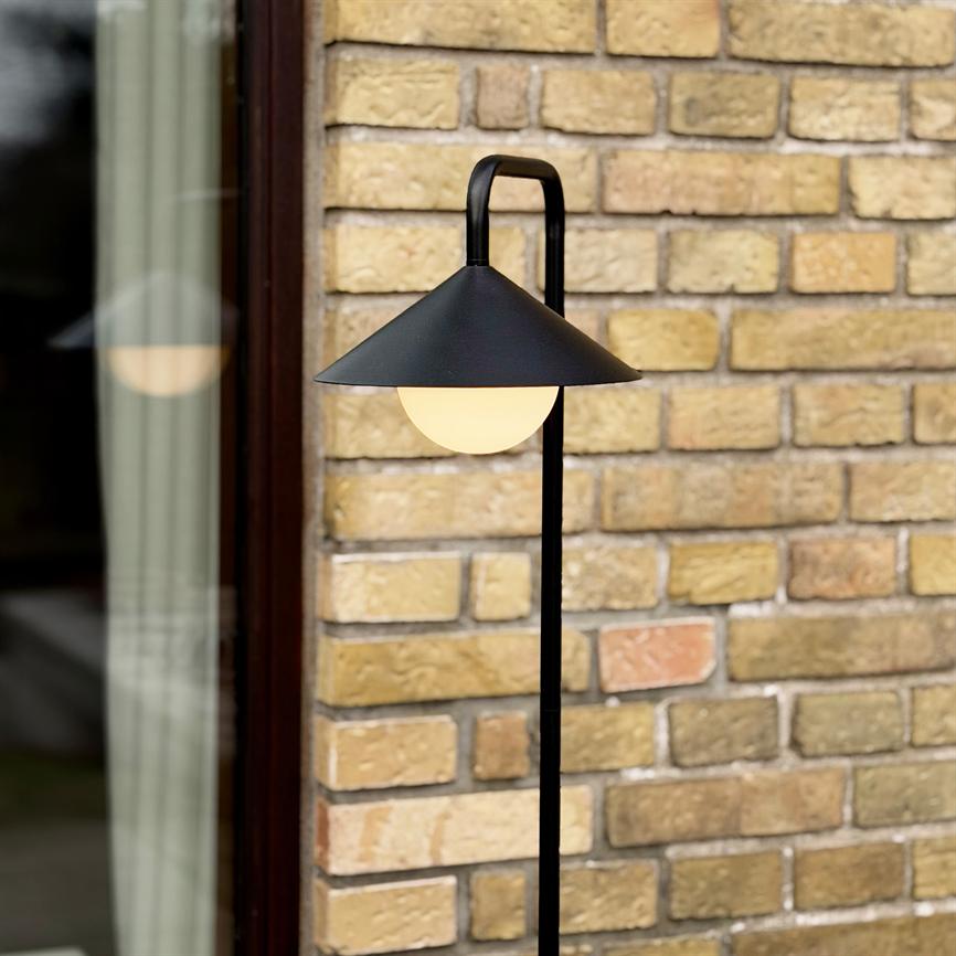Dyberg Larsen Nova Sort gulvlampe utendørs globe fjernk