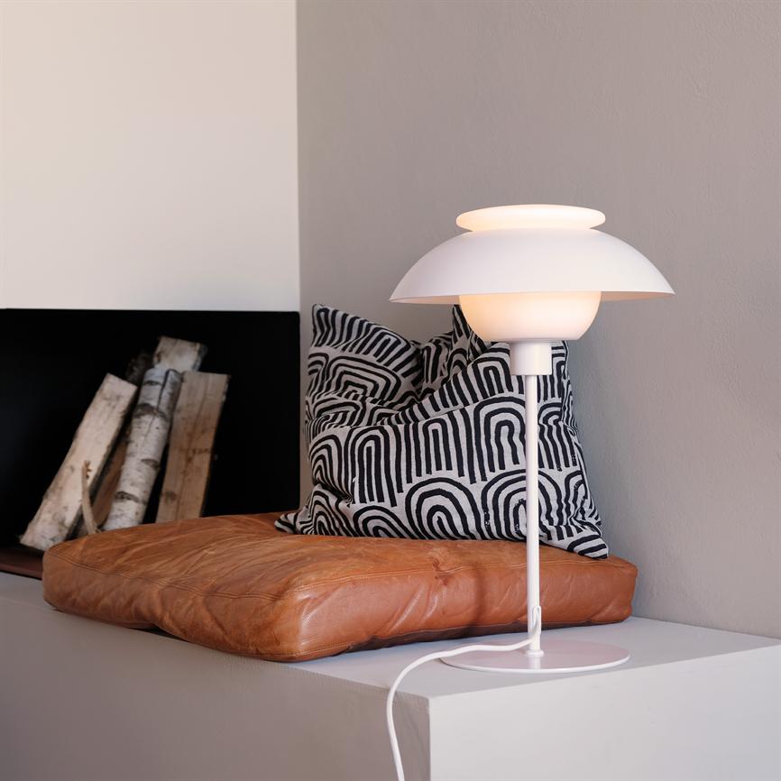 Dyberg Larsen Opus bordlampe hvit opalglass