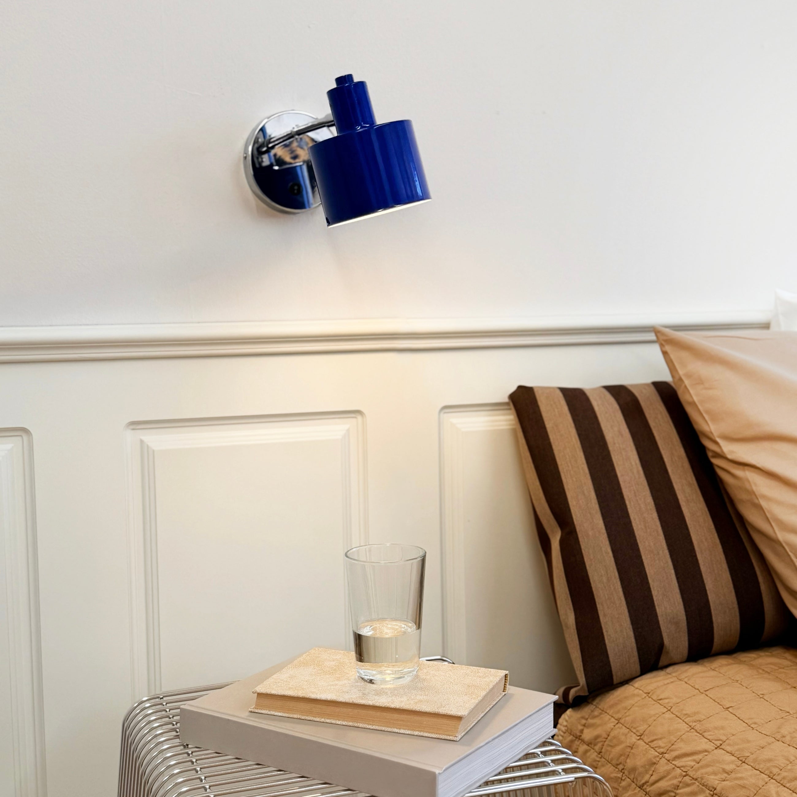 Dyberg Larsen Ocean vegglampe blå/krom stemningslys