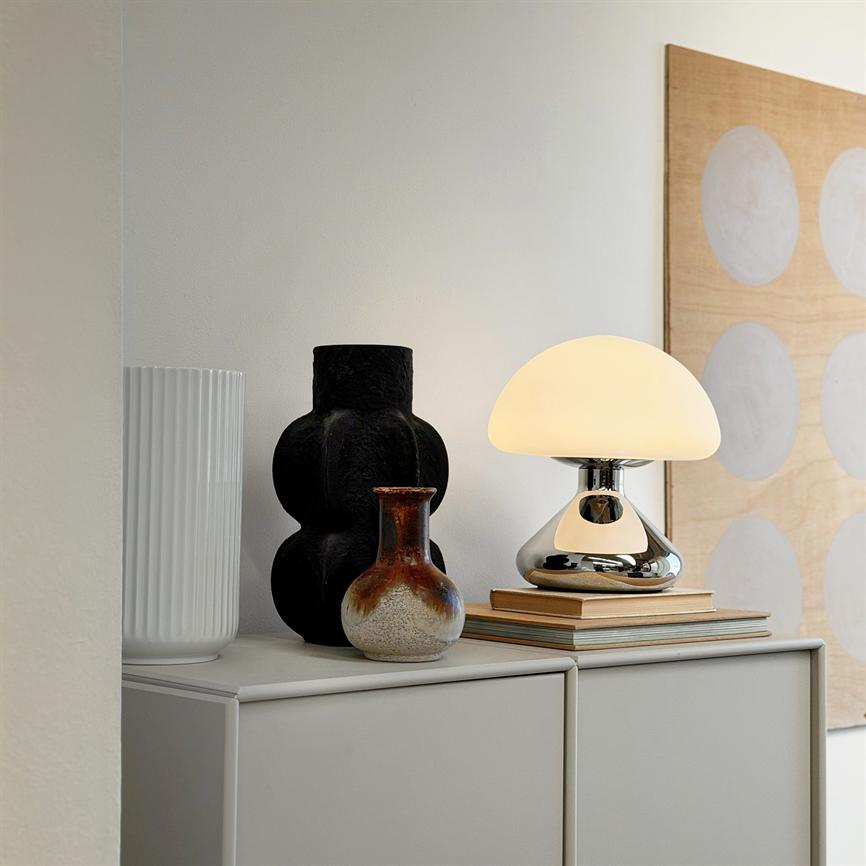 Dyberg Larsen Trophy bordlampe krom opalglass