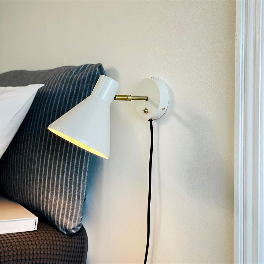 Dyberg Larsen Sleep vegglampe kitt hvit soverom