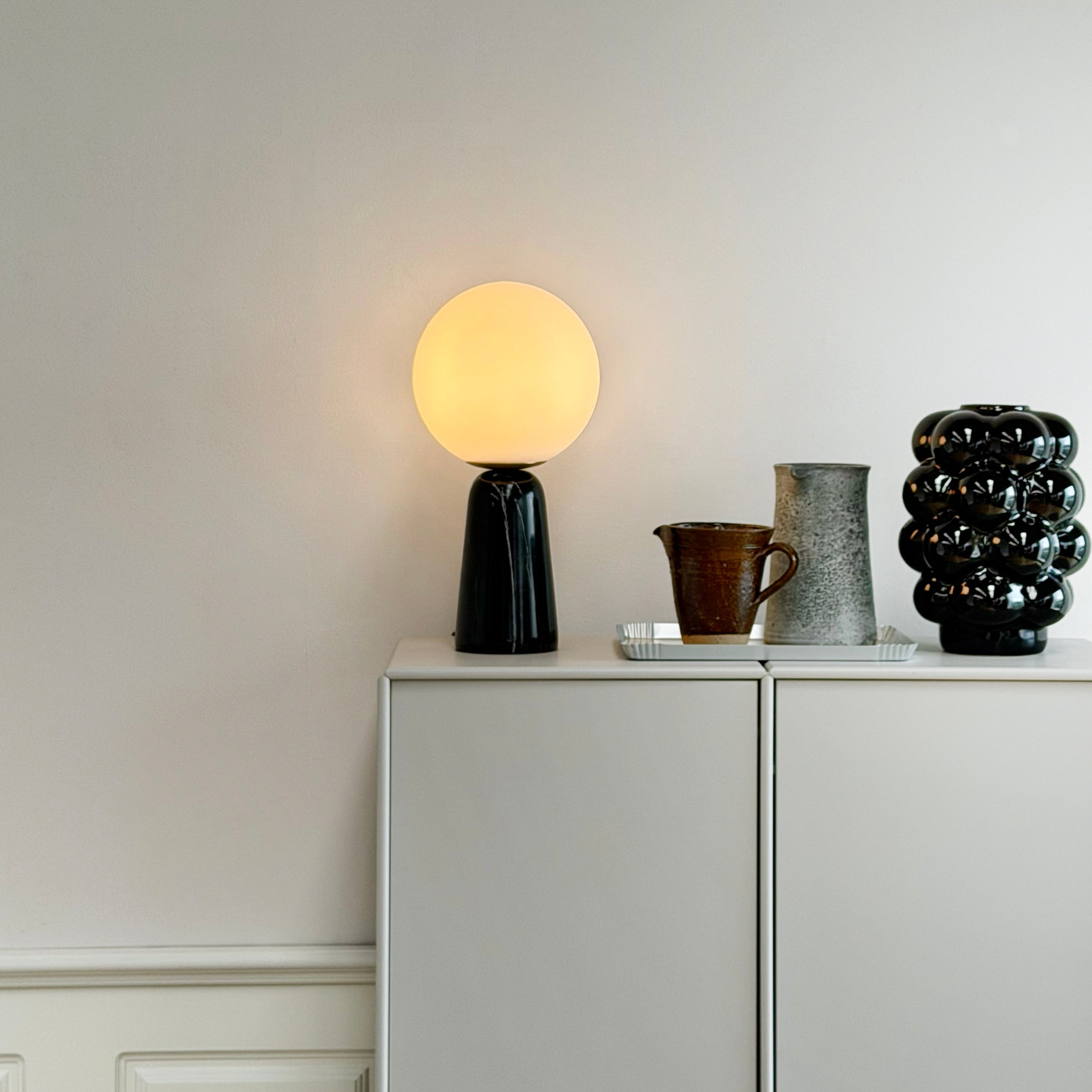 Dyberg Larsen Orma bordlampe opal/sort marmor mykt lys