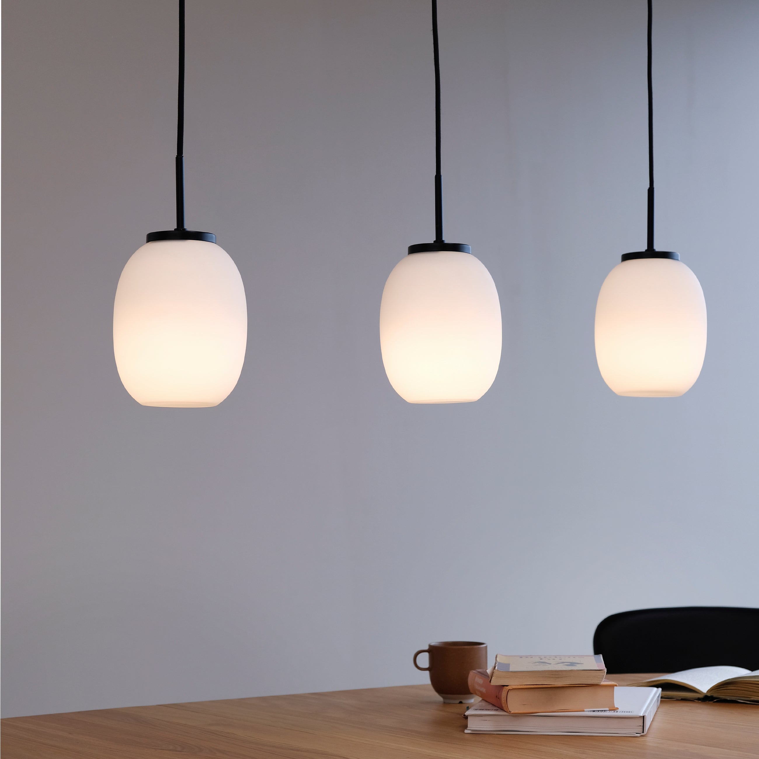 Dyberg Larsen DL39 pendel lang 3-skjerm opal svart