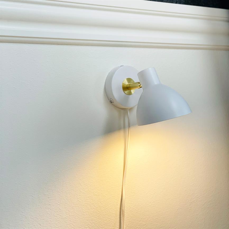 Dyberg Larsen Lilje vegglampe hvit messing justerbar