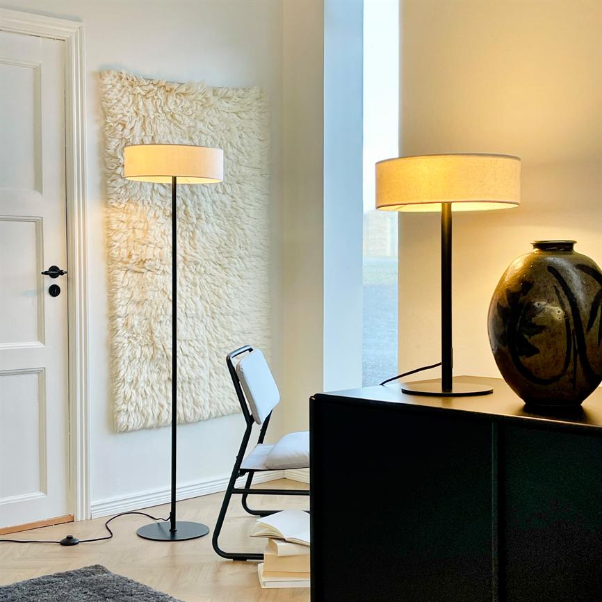 Dyberg Larsen Calix bordlampe tekstilskjerm