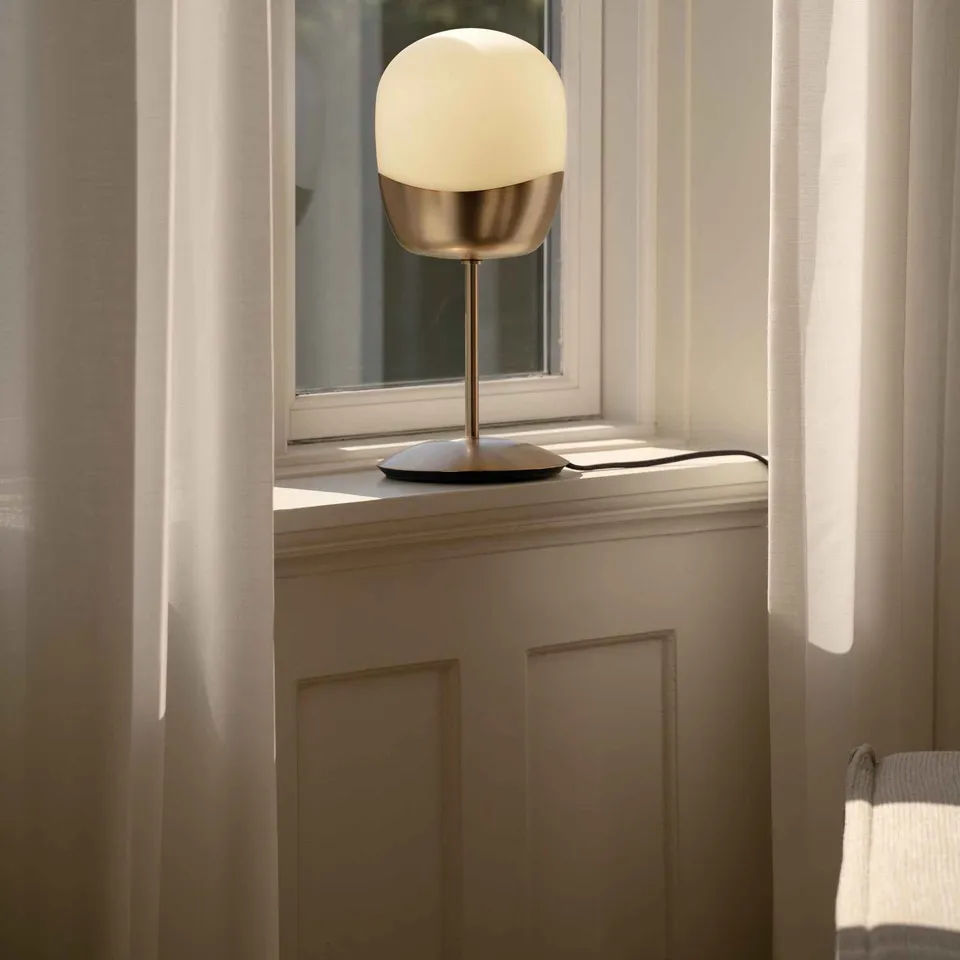 UMAGE Spring bordlampe opalglass messing touch