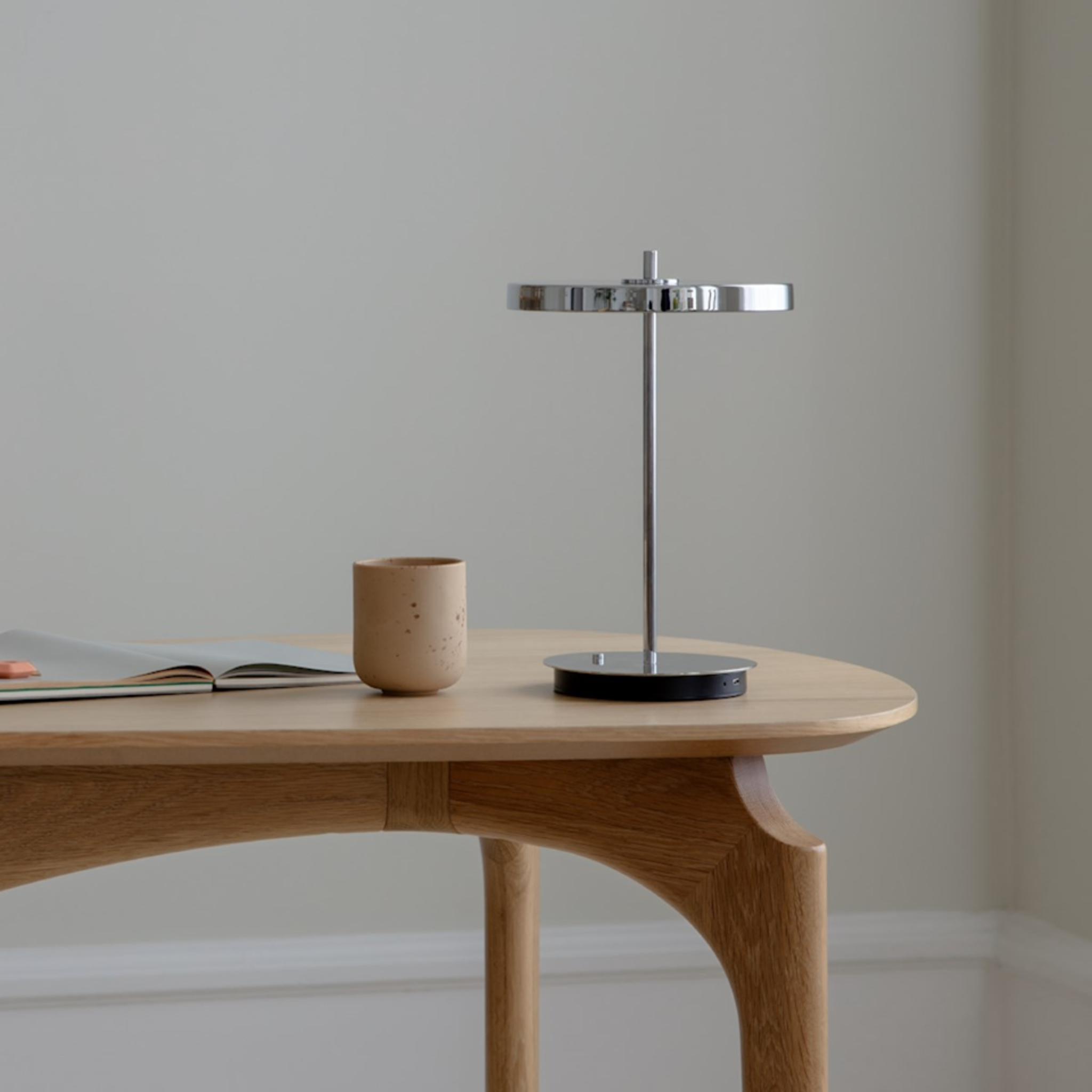 UMAGE Asteria Move Monochrome bordlampe stål oppladbar